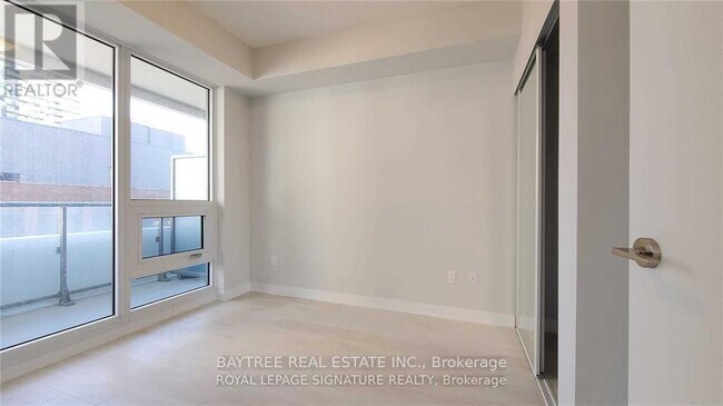 Photo du bâtiment - 2221 Yonge St