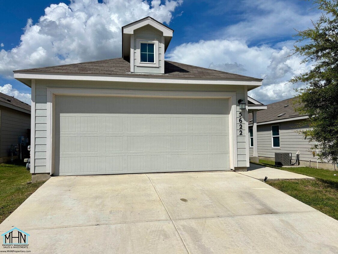 Primary Photo - Live in Luxury in this beautiful 3bed/2bat...