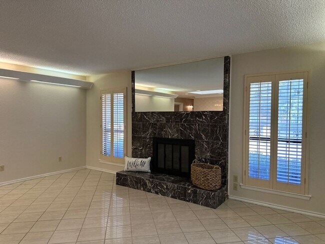 Building Photo - Spacious 2 Bedroom, 2 Full Bath Duplex Loc...