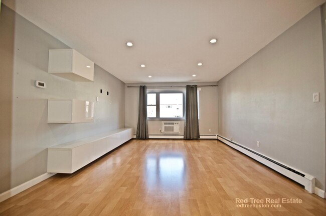 Building Photo - 1075 Chestnut St