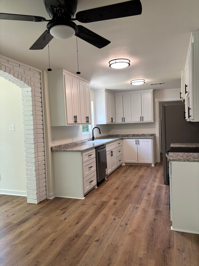 Foto del edificio - 512 Lakeside Dr