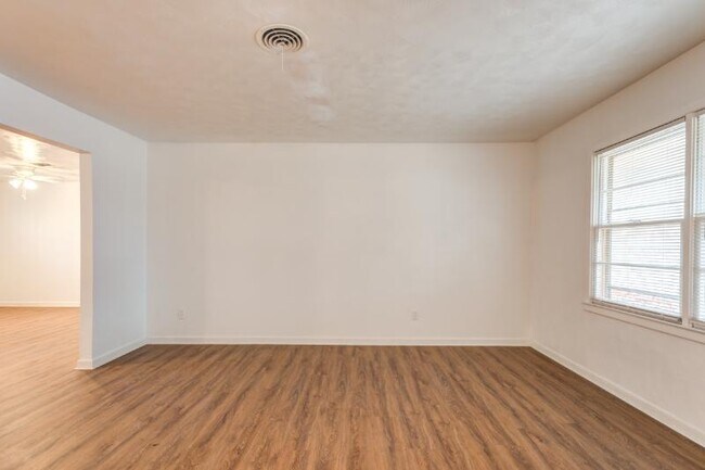 Foto del edificio - 1506 E 2nd St