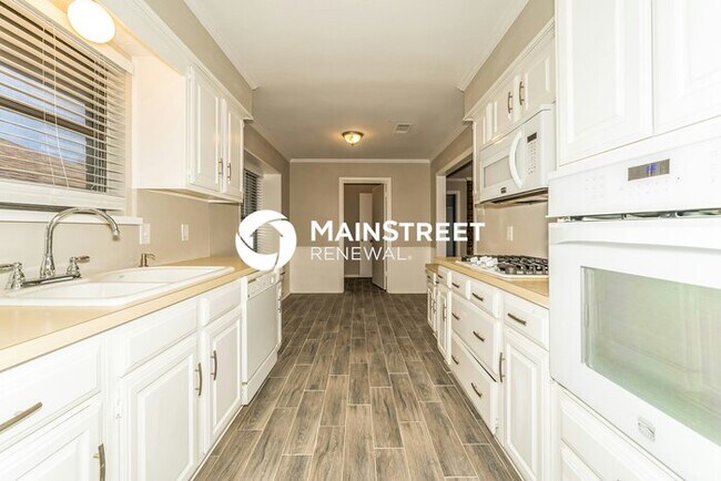 Building Photo - 3 Bedroom Pet-Friendly Home in CARROLLTON, TX with Main Street Renewal