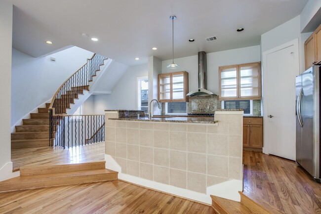 Foto del edificio - Contemporary 3 Bed in Oak Lawn • Amazing A...