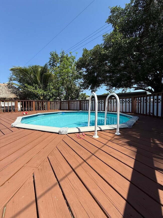 Foto del edificio - 4764 SW 12th St