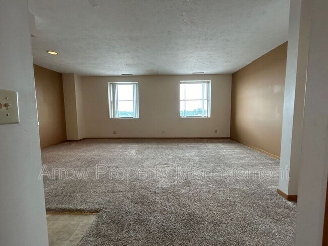 Building Photo - 208 E 5