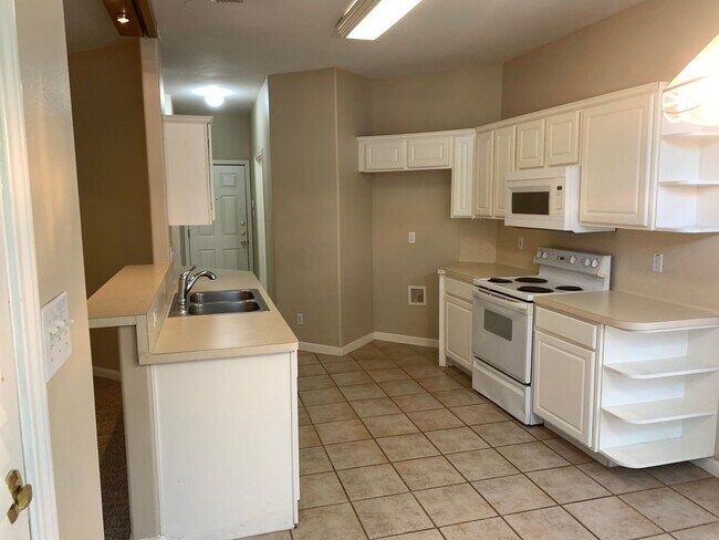 Foto del edificio - 3/3/2 in Rivertree / Wood Burning Fire Place / Covered Back Patio / Tons of Community Amenities /...