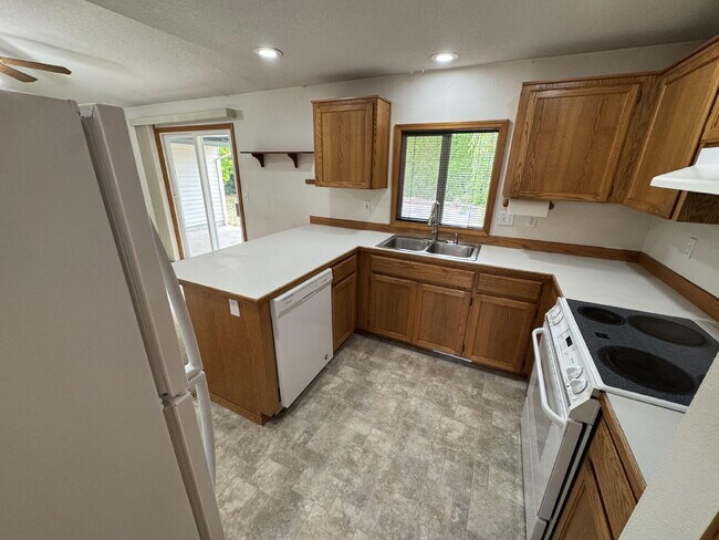 Foto del edificio - Ranch-Style, Milwaukie Home, Large Fenced Yard, Boat or Toy Storage, Gardeners Welcome