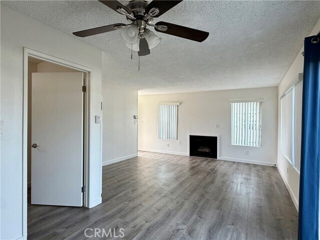 Foto del edificio - 6082 Fullerton Ave