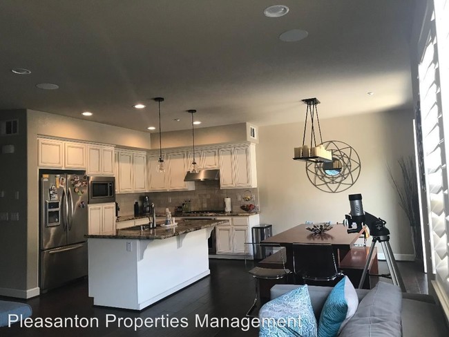 Building Photo - 4 br, 4 bath House - 548 Heligan Ln. unit 3