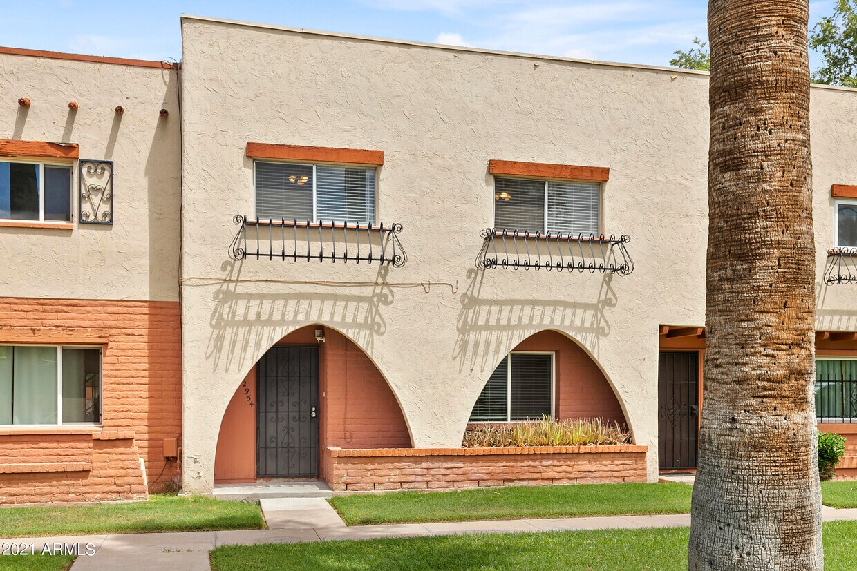Foto principal - 2954 E Clarendon Ave