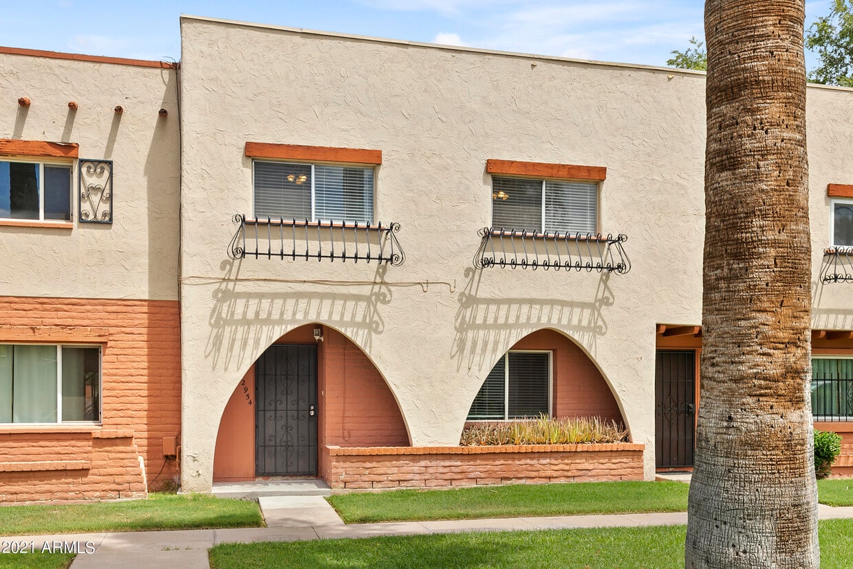 Primary Photo - 2954 E Clarendon Ave