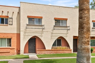 Building Photo - 2954 E Clarendon Ave