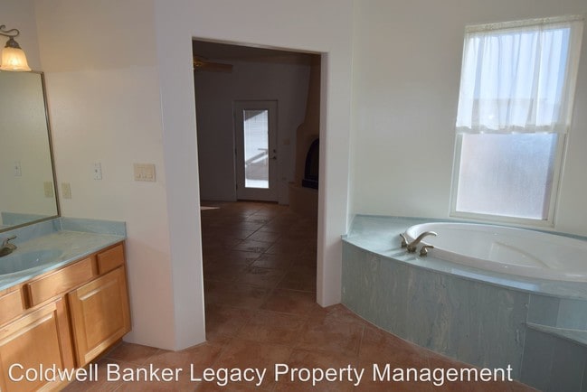 Building Photo - 1033 Abrazo Rd NE
