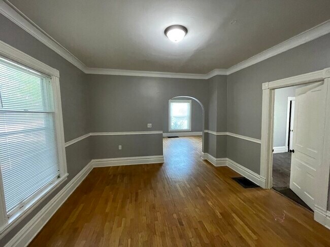 Building Photo - NE Side 2 Bedroom Duplex Lafayette Ave