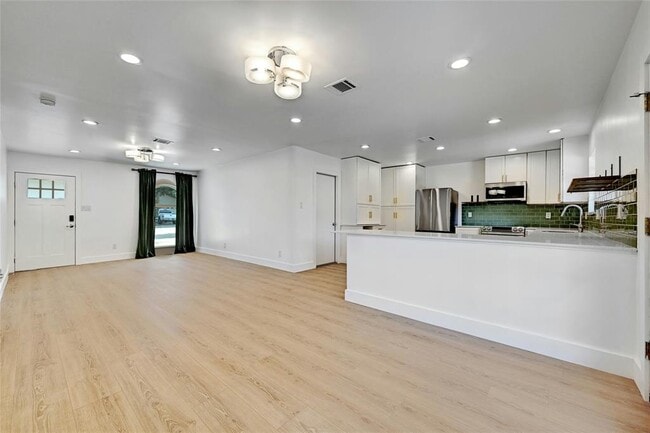 Building Photo - 2604 Berkett Dr