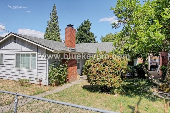 Building Photo - 2 Bed, 1 Bath Duplex Unit in Rose Village