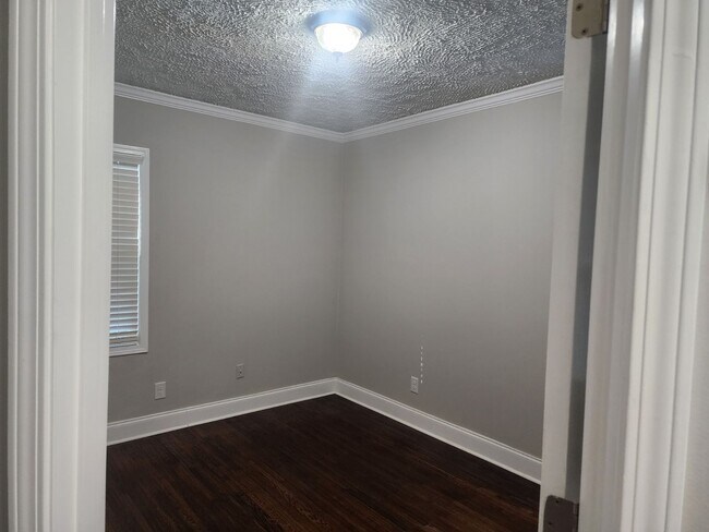 Building Photo - 811 Everett Pl