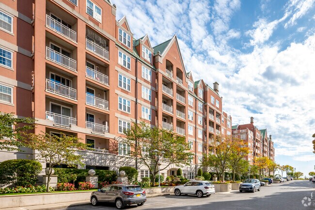 Building Photo - 100-150 Oceana Dr W