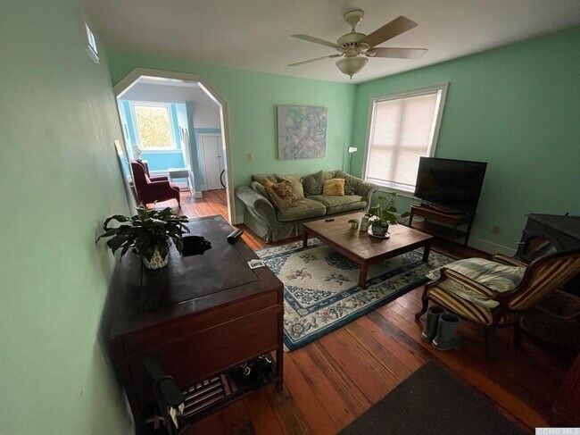 Foto del edificio - 422 Angel Hill Rd