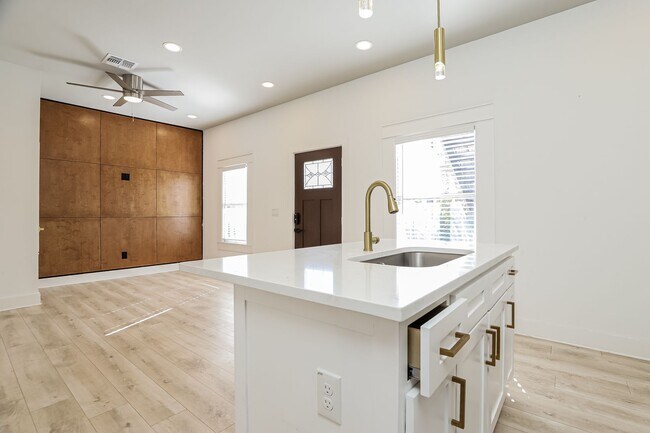 Foto del edificio - 120 E Magnolia Ave