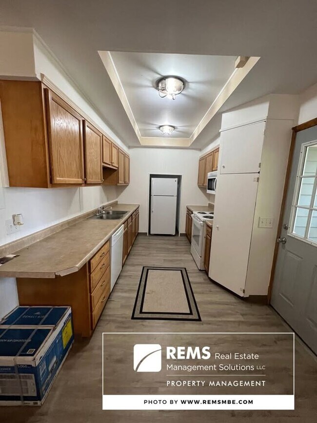 Building Photo - 114 6th Ave