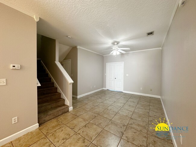 Building Photo - Beautiful 3 Bedroom Townhouse Near Both Mi...