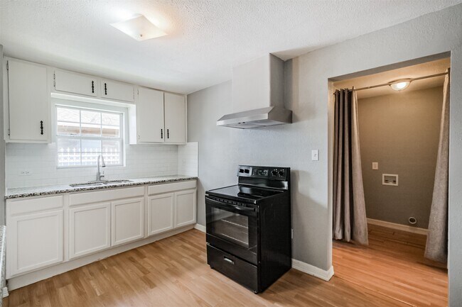 Foto del edificio - 7815 Harding St