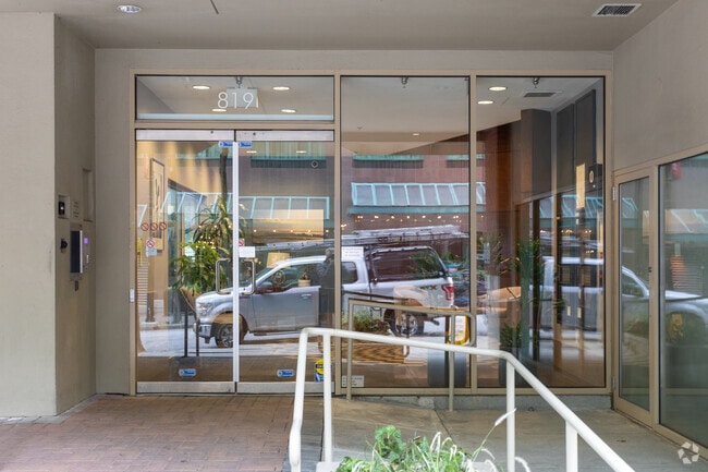Residential Entrance - Eight One Nine