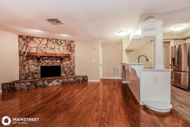 Building Photo - 2053 Whitney Dr, Clearwater, FL 33760