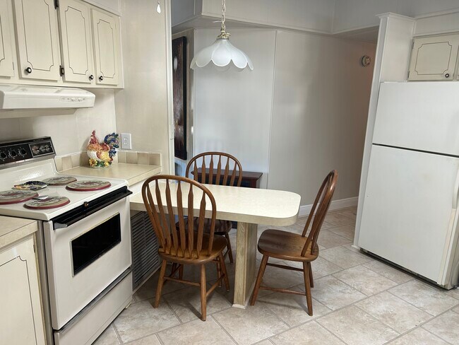 Building Photo - 500 Robin Ln