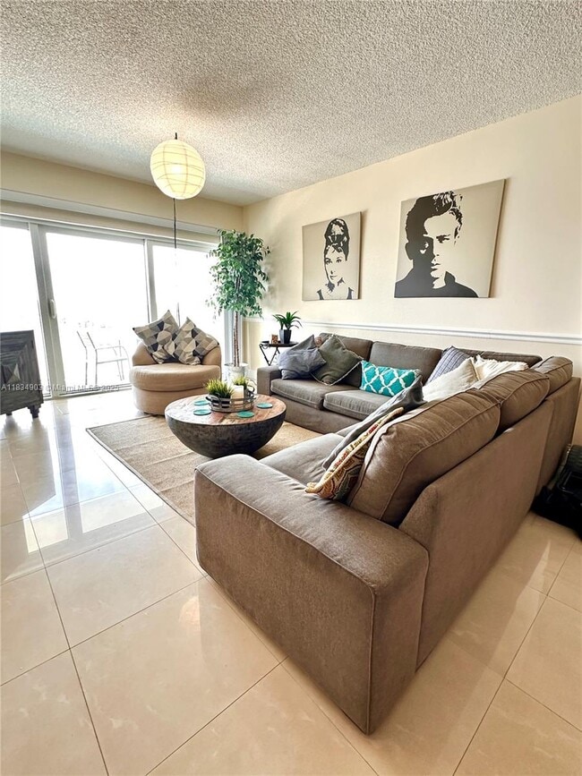 Building Photo - 300 Bayview Dr