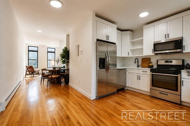 Building Photo - Charming 2 Bed 1.5 Bath Upper Duplex in Bushwick with Garden