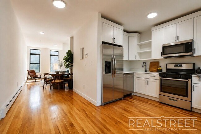 Foto del edificio - Charming 2 Bed 1.5 Bath Upper Duplex in Bushwick with Garden