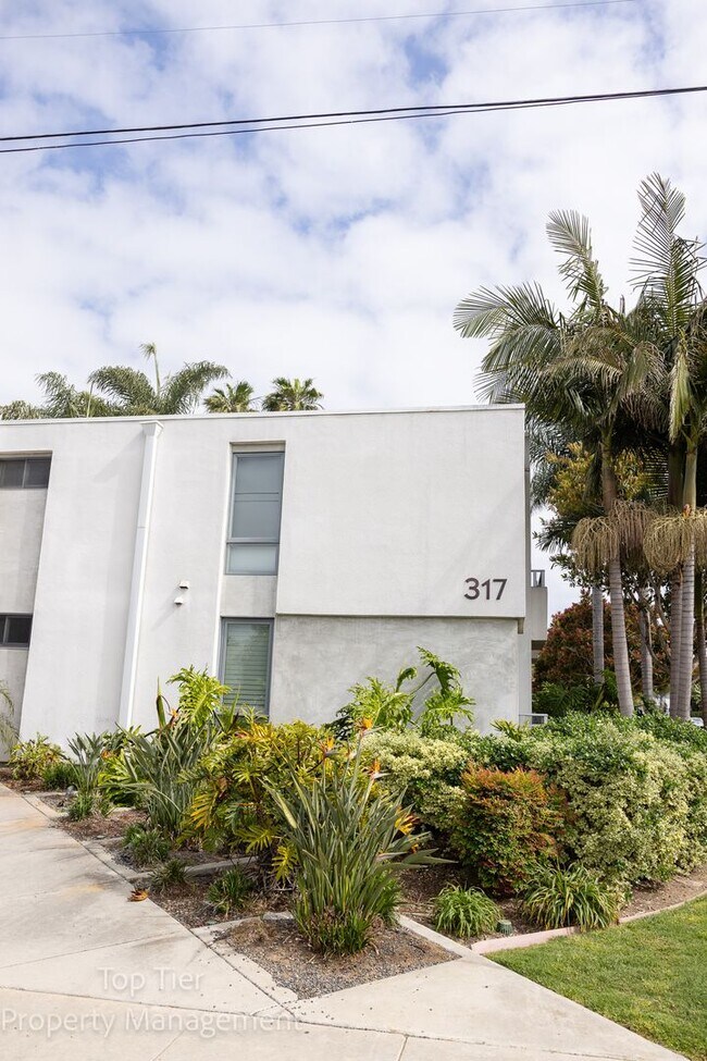 Foto del edificio - 2-bed, 2-bath 972sqft condo, walking distance to beach in Carlsbad Village, literally one block o...
