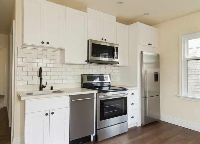 Foto del edificio - Charming 2 Bed / 1 Bath Top Floor, South-Facing Apartment w/ Roof Deck One Month Free Rent