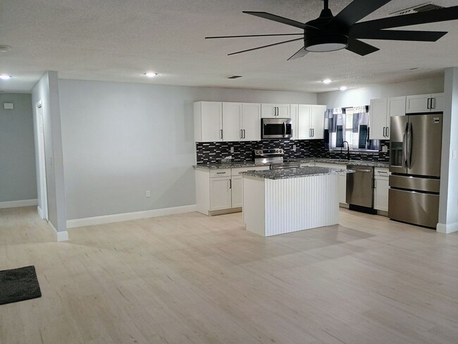 Foto del edificio - Updated 3-bedroom 2-bathroom 2 car garage ...