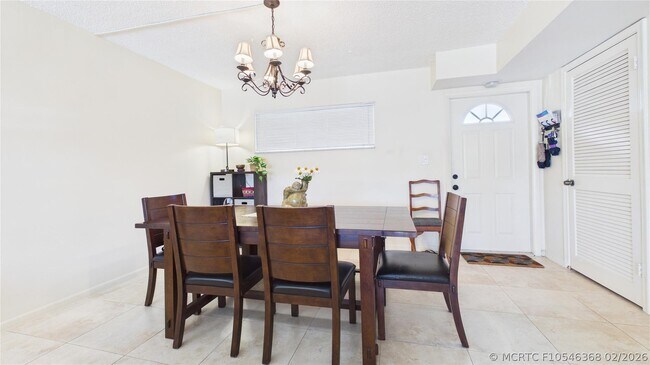 Foto del edificio - 381 S Hollybrook Dr