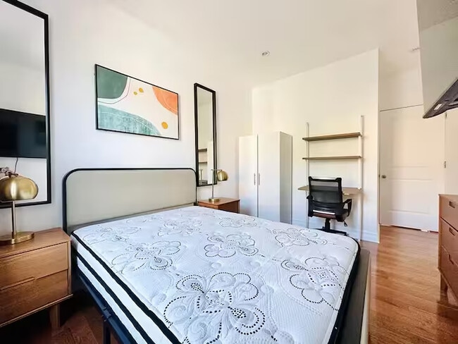 Building Photo - Furnished room/NOT APARTMENT