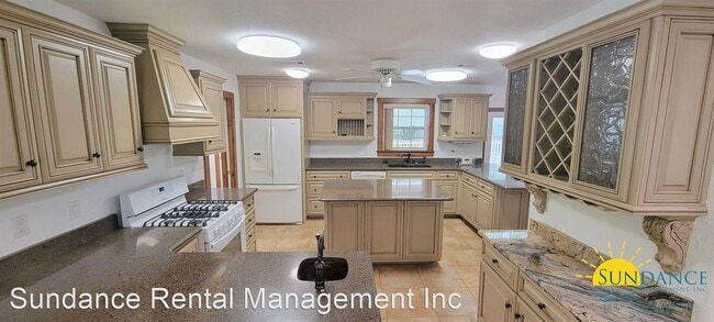 Building Photo - 3 br, 2.5 bath House - 204 Eve Circle