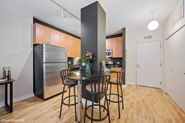Foto del edificio - 565 W Quincy St