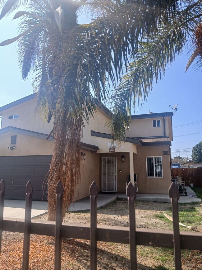 Building Photo - 8617-8617 1/2 Hickory St