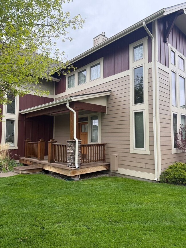 Building Photo - 3 Bed 2.5 Bath with double attached garage...