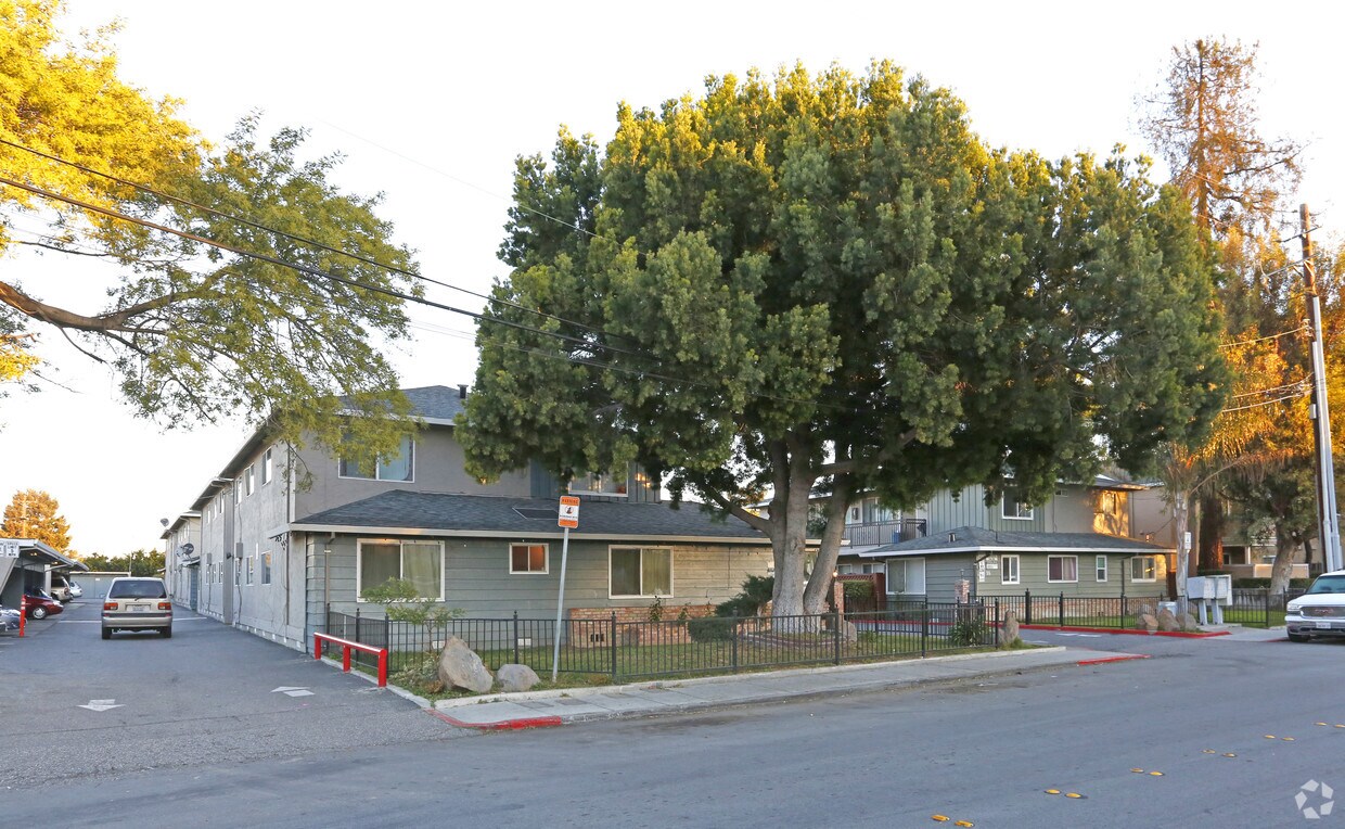 Primary Photo - 39-55 Rancho Dr