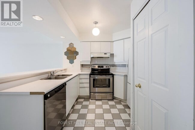 Building Photo - 801 King St W