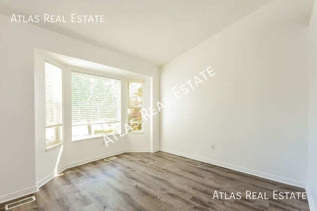 Foto del edificio - Beautiful home Available NOW! New PAINTED ...