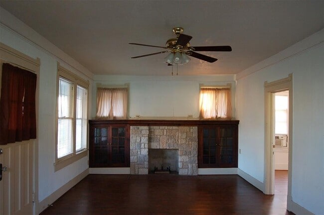 Building Photo - 106 Latham St