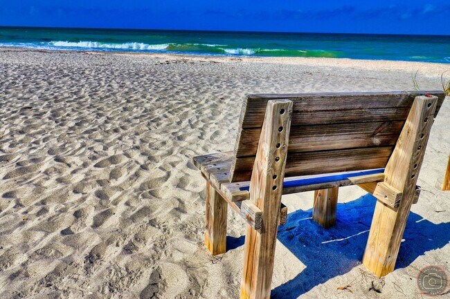 Foto del edificio - Seasonal Short-Term Venice Island Townhouse Steps from Venice Beach!