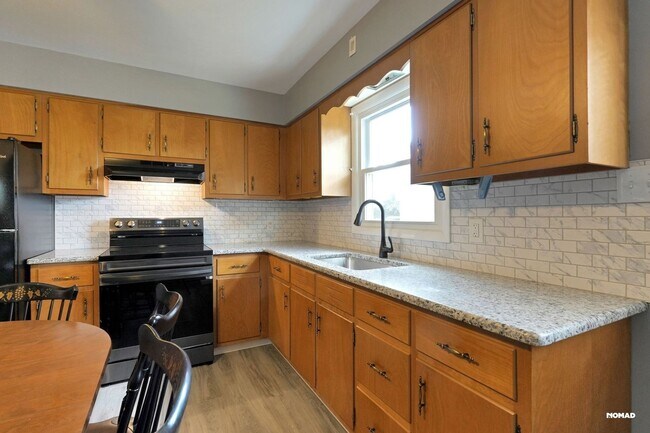 Building Photo - Charming Renovated 2 Bedroom Home in an Up...