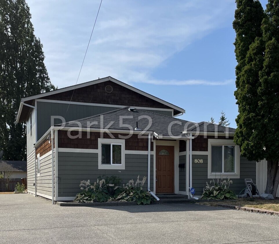 Foto principal - 4 Bedroom Single Family Home
